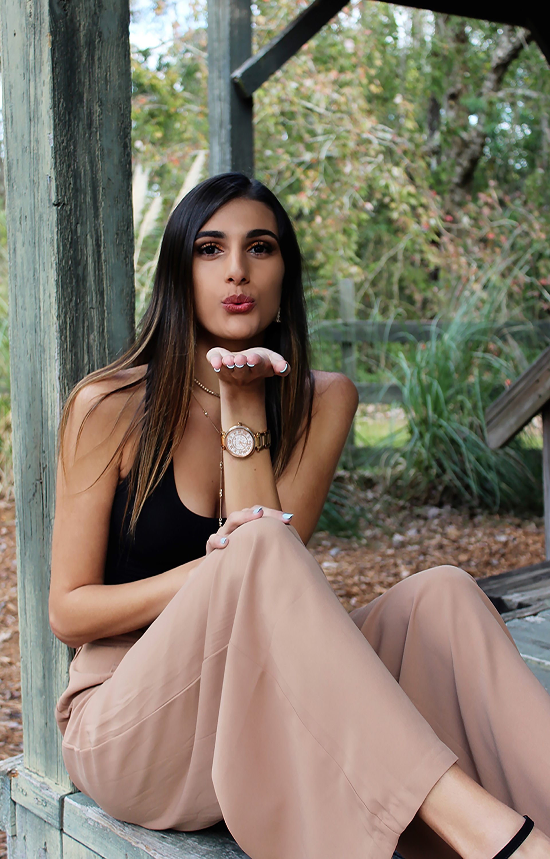 Chica sentada echando un beso